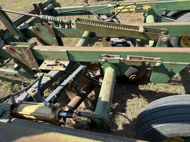 Image of John Deere 235 equipment image 4