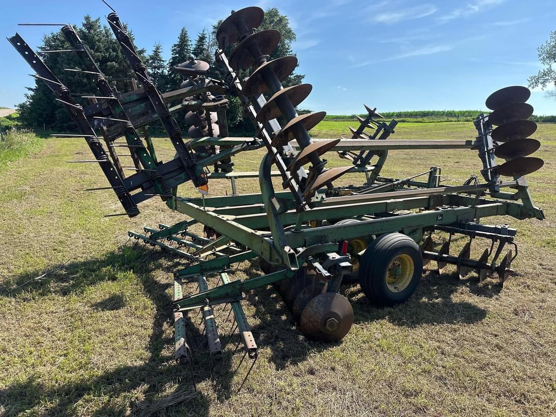 Image of John Deere 235 Primary image