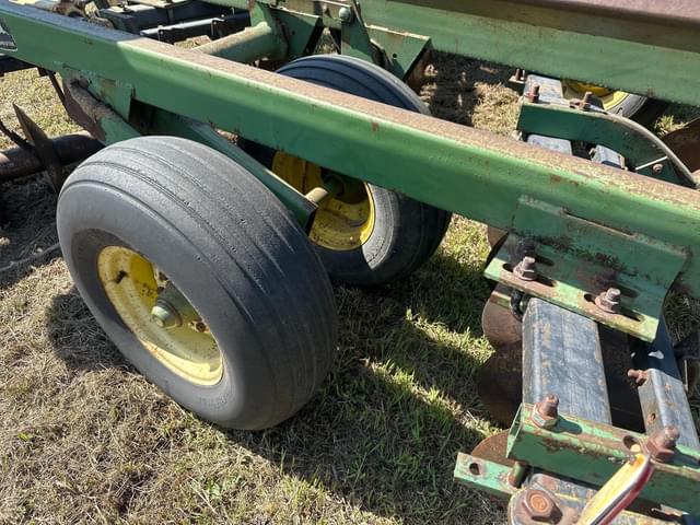 Image of John Deere 235 equipment image 2