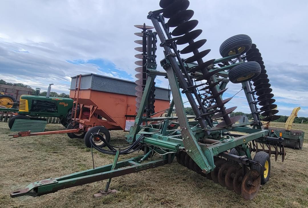 Image of John Deere 235 Image 1