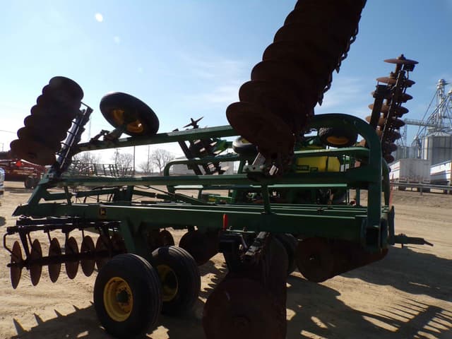 Image of John Deere 235 equipment image 3