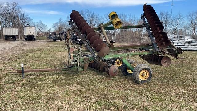 Image of John Deere 235 equipment image 1