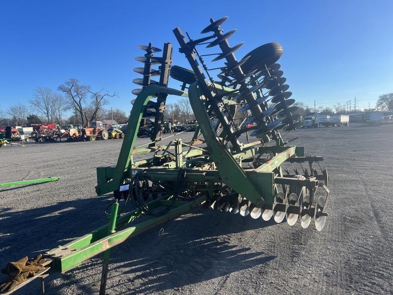 John Deere 235 Equipment Image0