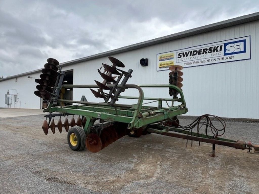 John Deere 235 Equipment Image0