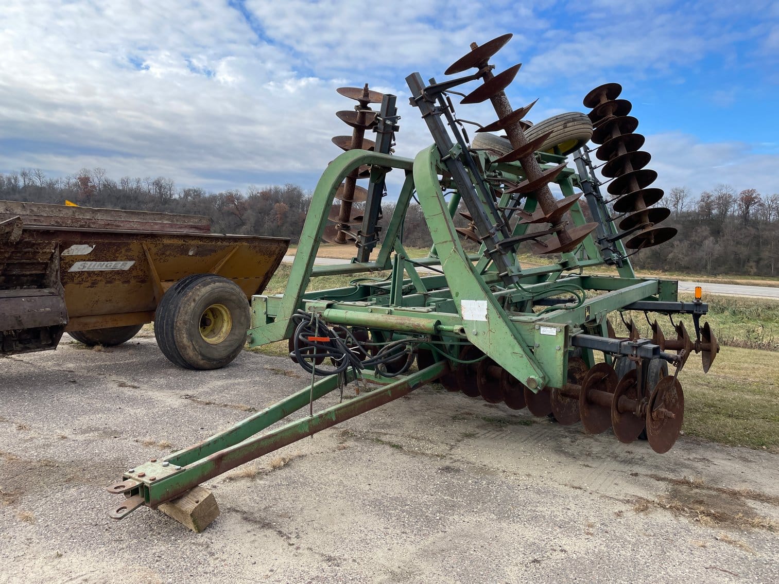 John Deere 235 Equipment Image0