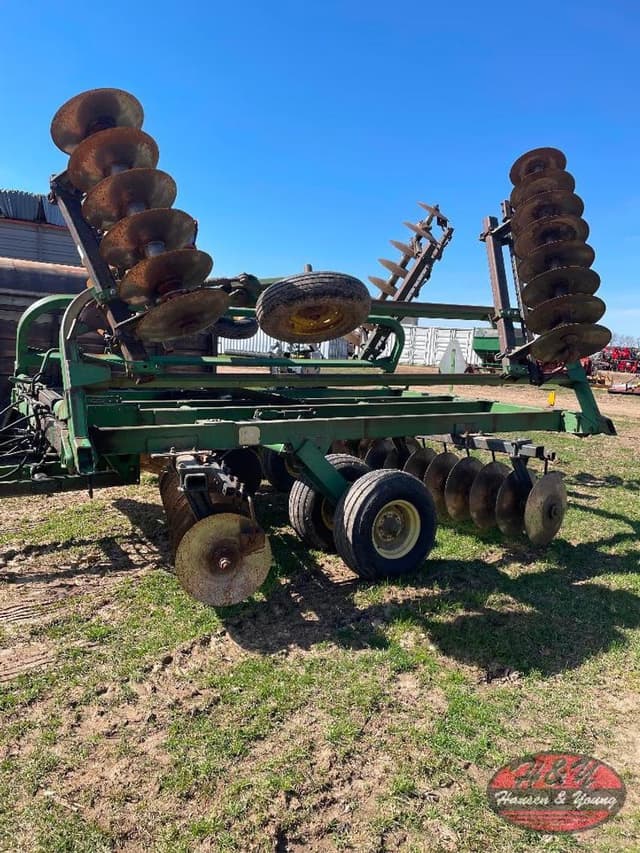 Image of John Deere 235 equipment image 1