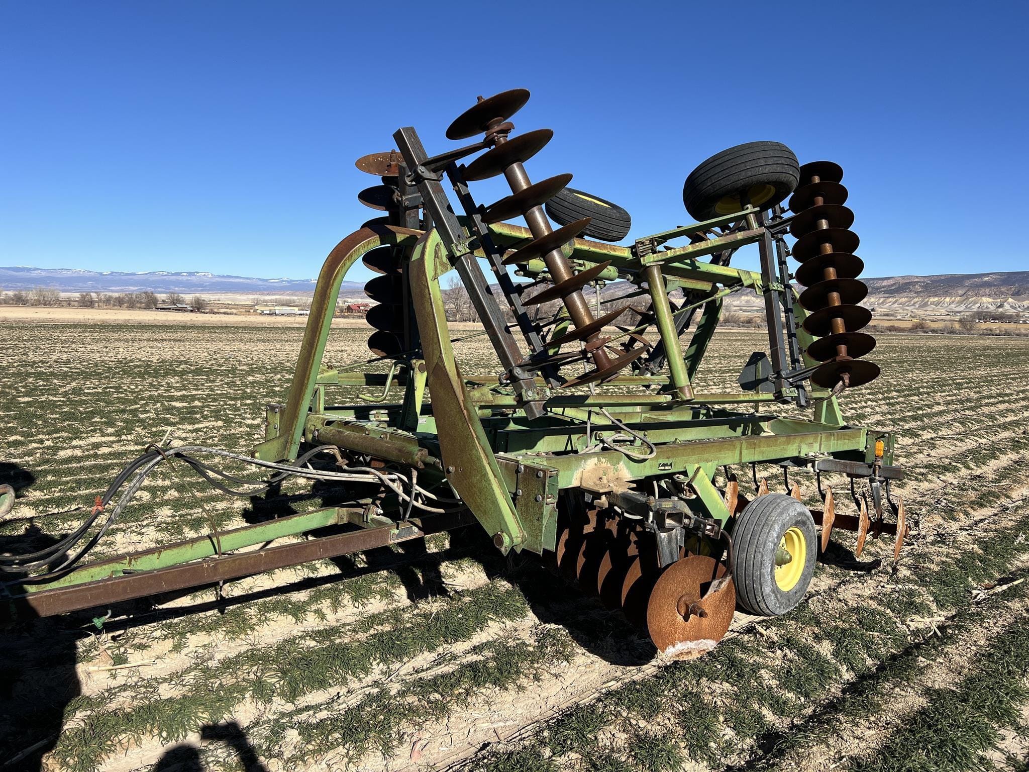 John Deere 235 Equipment Image0