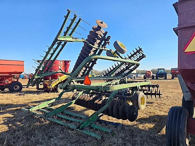 Image of John Deere 235 equipment image 2