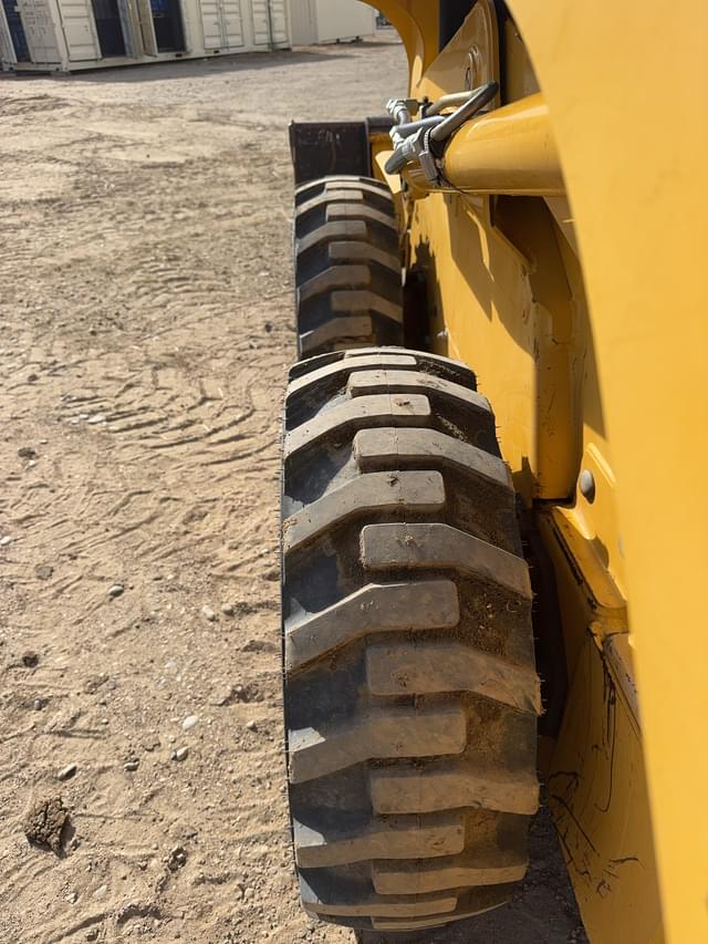 Image of John Deere 240 equipment image 3