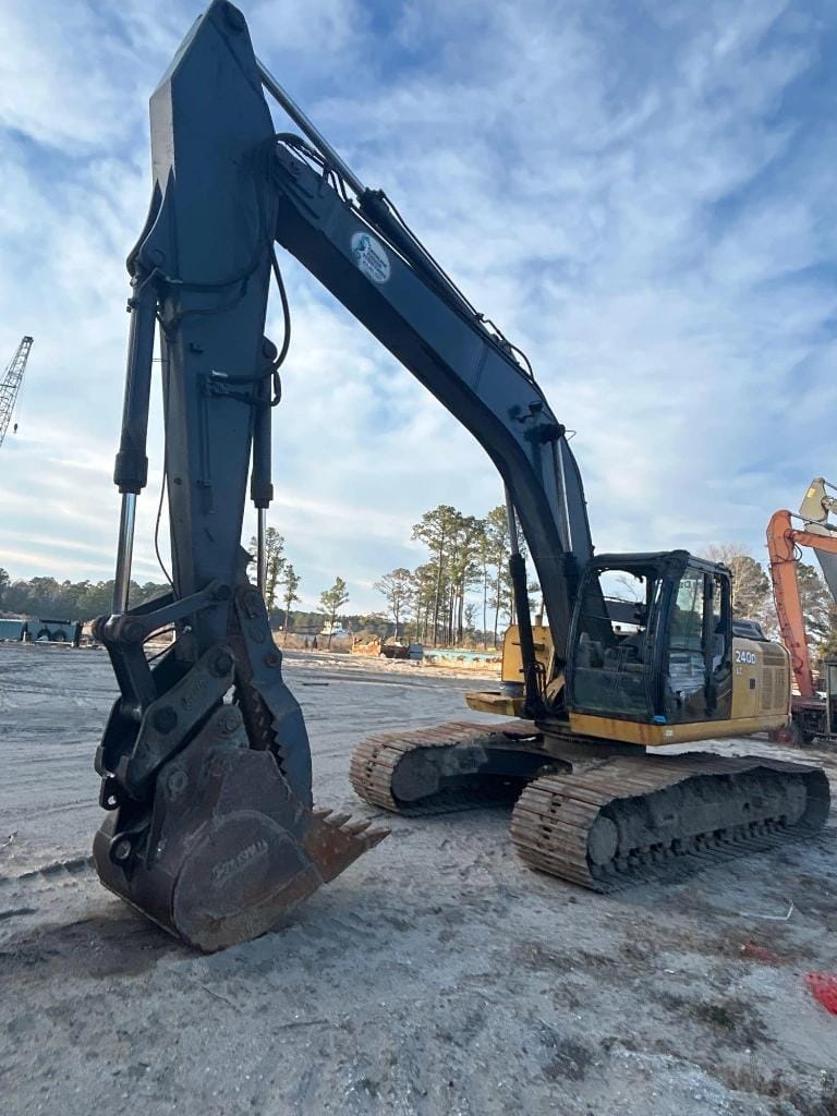 John Deere 240D Equipment Image0