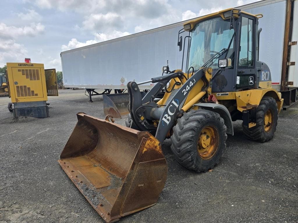 John Deere 244J Equipment Image0