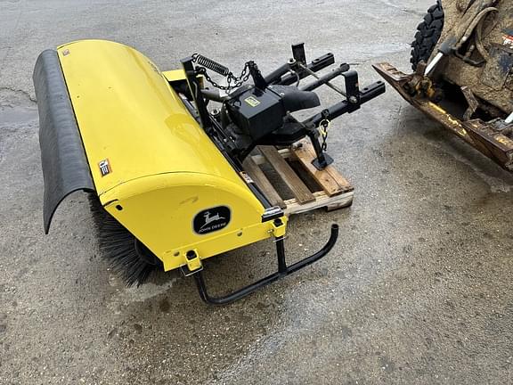 Image of John Deere 246 equipment image 3