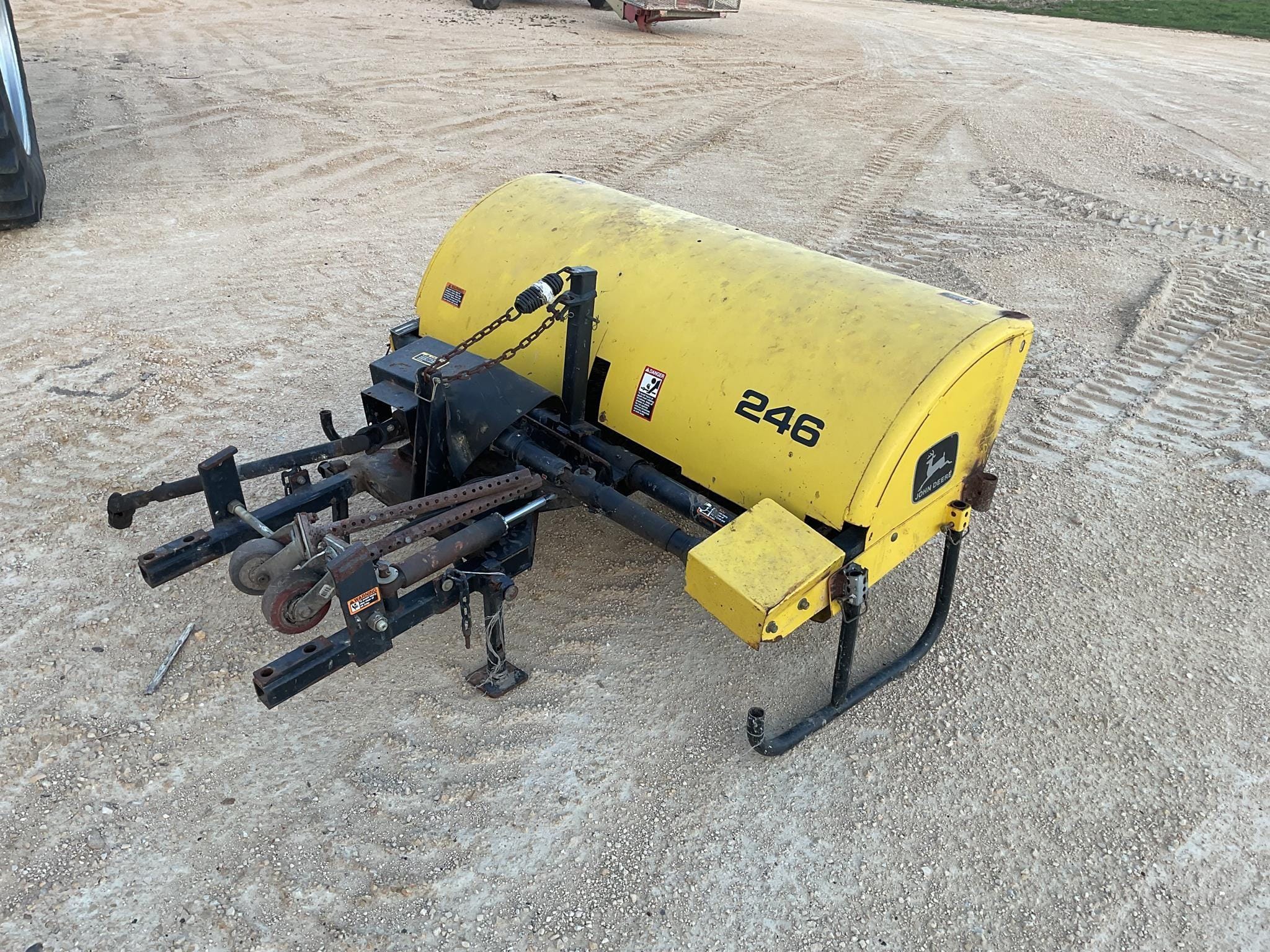 John Deere 246 Equipment Image0