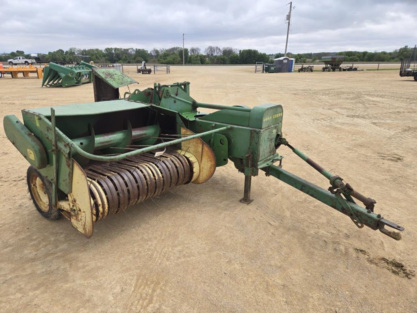 John Deere 24T Equipment Image0