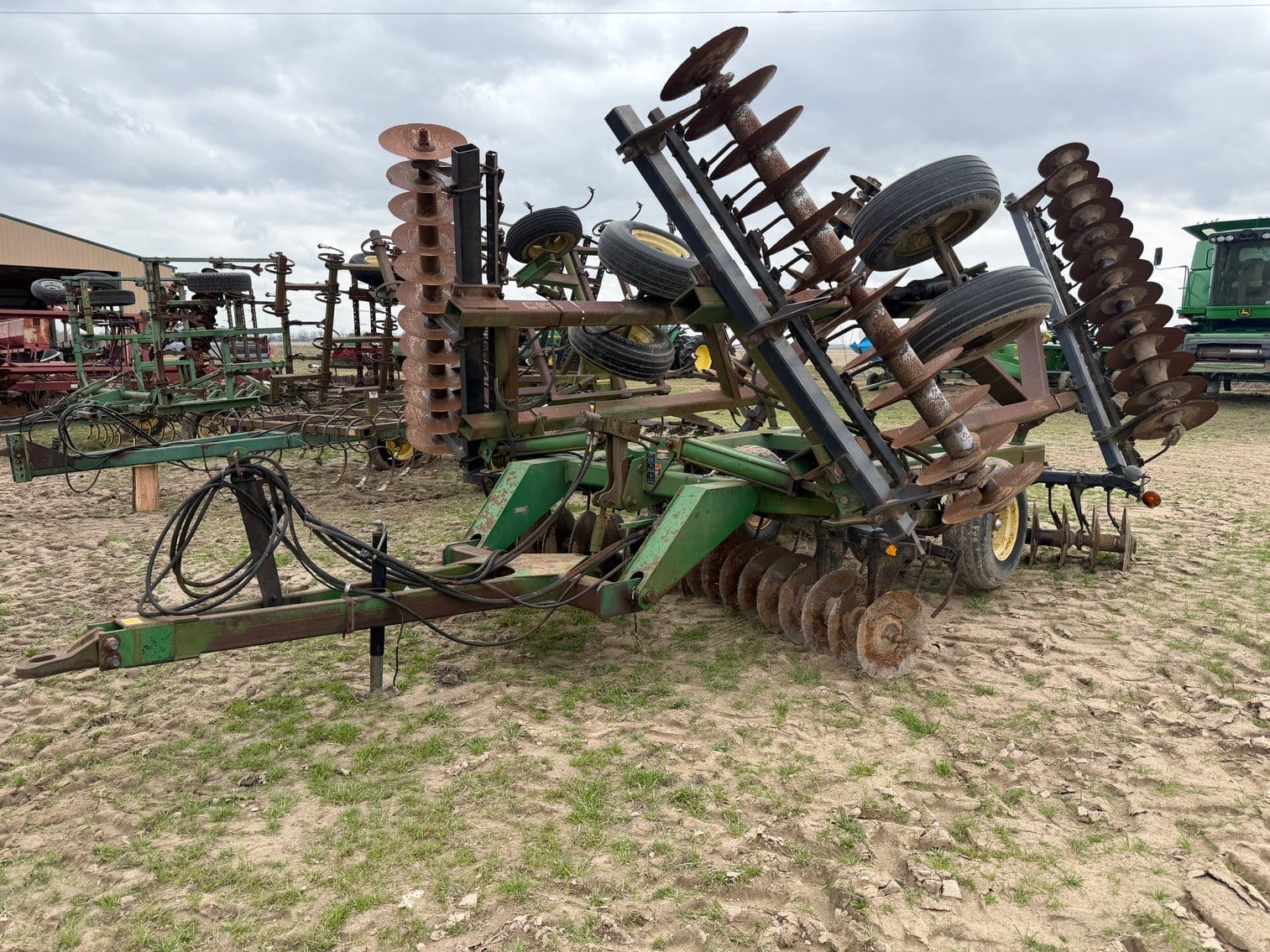 John Deere 630 Equipment Image0