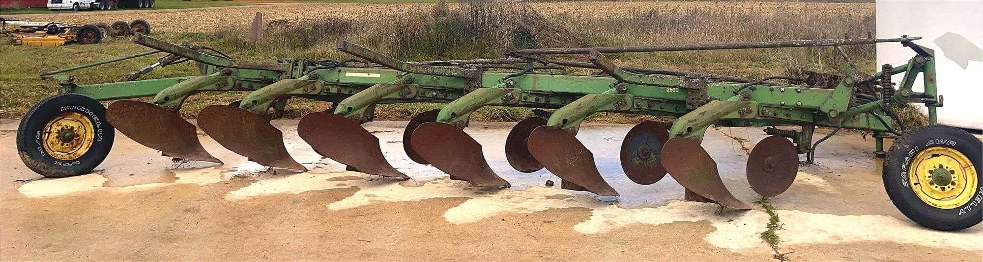 John Deere 2500 Equipment Image0