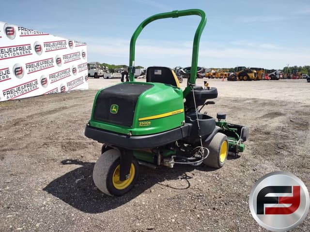 Image of John Deere 2500B equipment image 4
