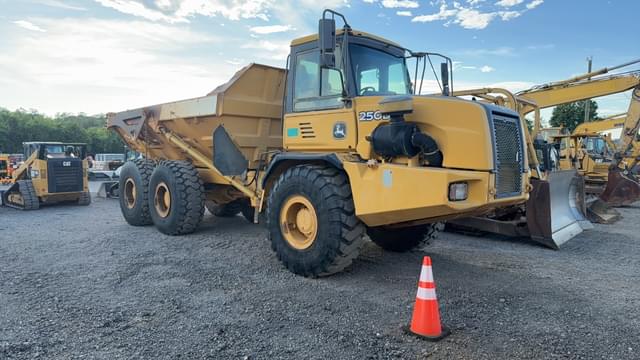 Image of John Deere 250D equipment image 2