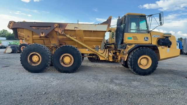 Image of John Deere 250D equipment image 3