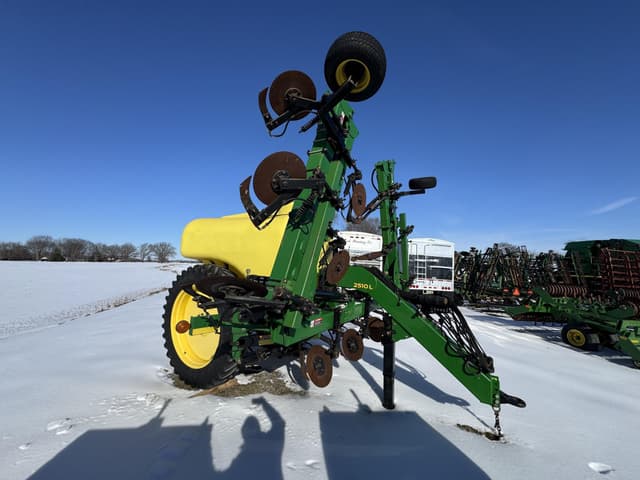 Image of John Deere 2510L equipment image 3