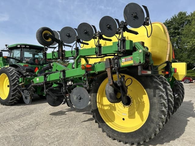 Image of John Deere 2510L equipment image 4