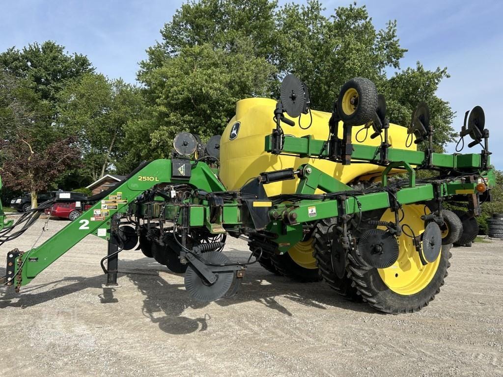 John Deere 2510L Equipment Image0