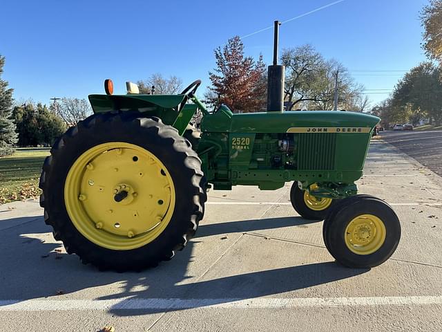 Image of John Deere 2520 equipment image 3