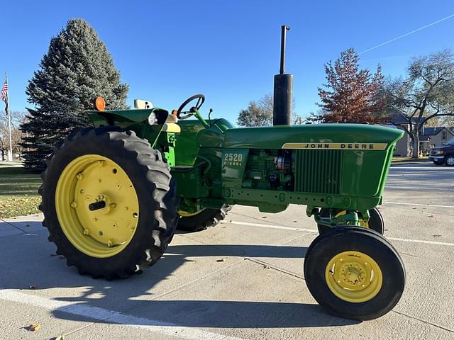 Image of John Deere 2520 equipment image 2