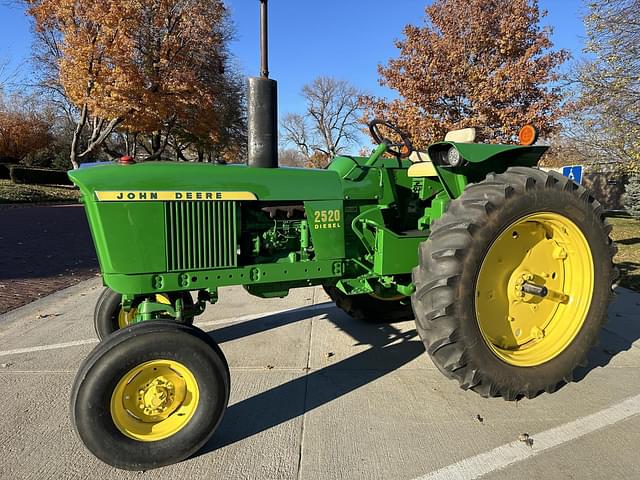 Image of John Deere 2520 equipment image 1