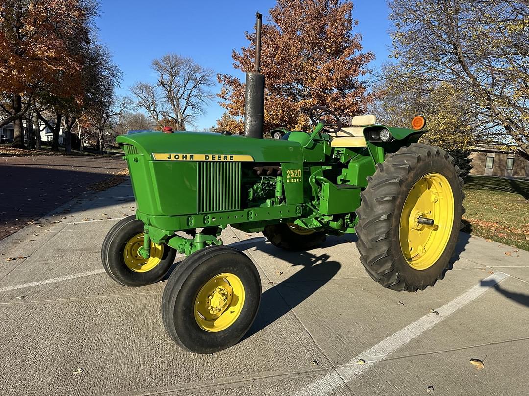 Image of John Deere 2520 Primary image