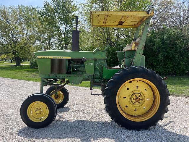 Image of John Deere 2520 equipment image 1