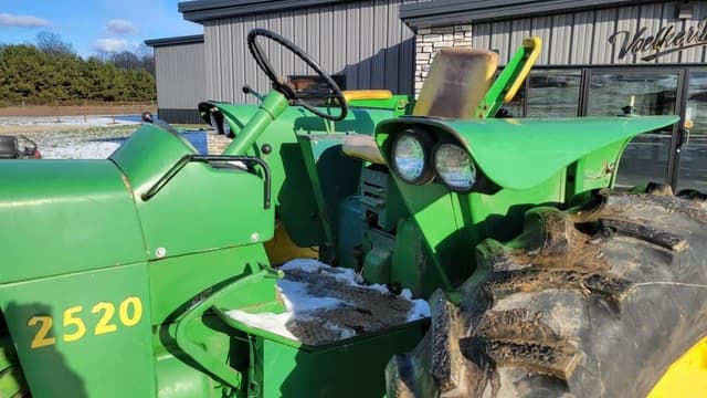 Image of John Deere 2520 equipment image 4