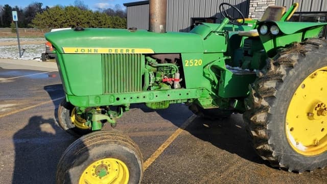 Image of John Deere 2520 equipment image 2