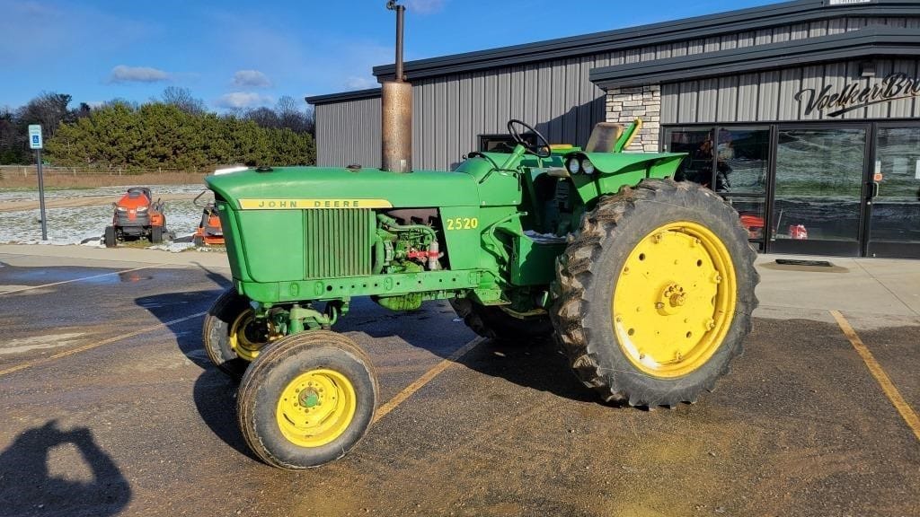 John Deere 2520 Equipment Image0