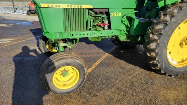 Image of John Deere 2520 equipment image 1