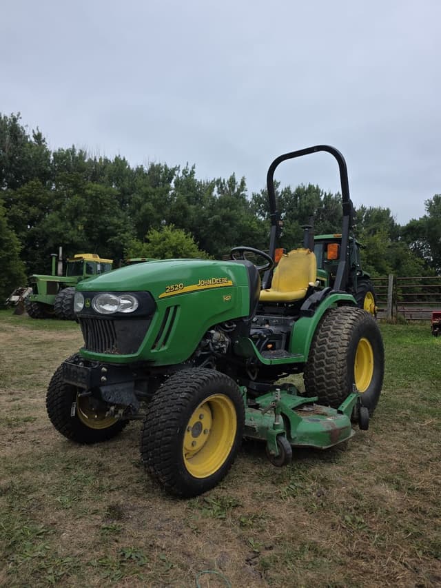 Image of John Deere 2520 equipment image 1