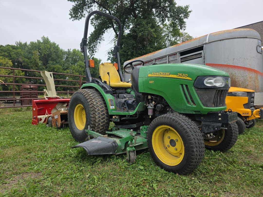 Image of John Deere 2520 Primary image