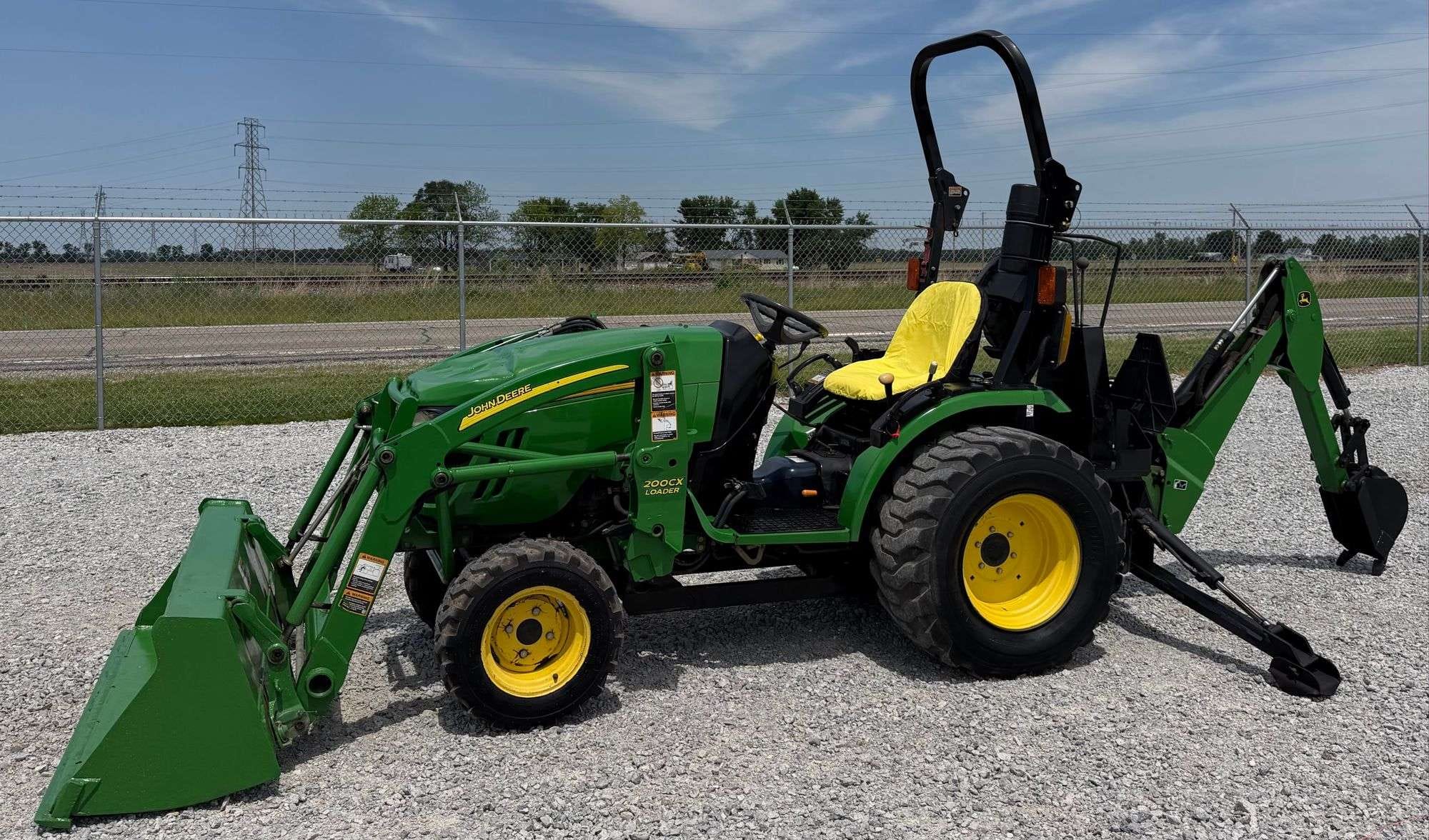 John Deere 2520 Equipment Image0