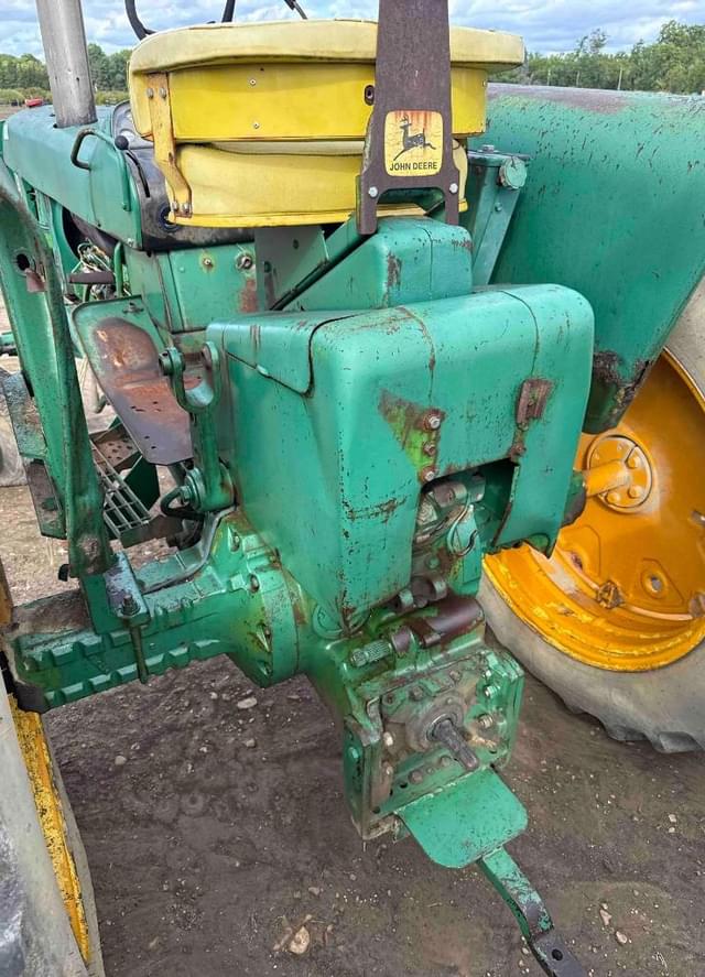 Image of John Deere 2520 equipment image 2