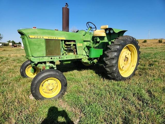 Image of John Deere 2520 equipment image 1