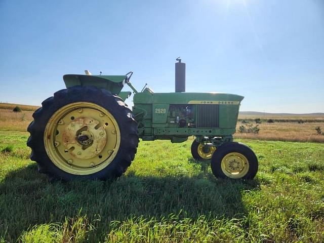 Image of John Deere 2520 equipment image 3