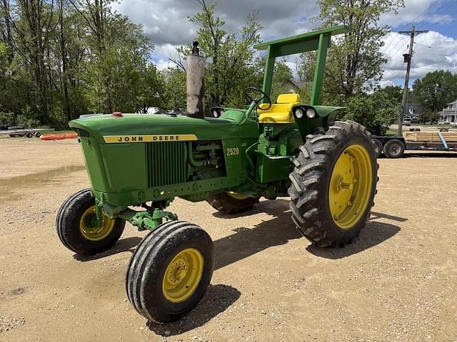 Image of John Deere 2520 equipment image 2