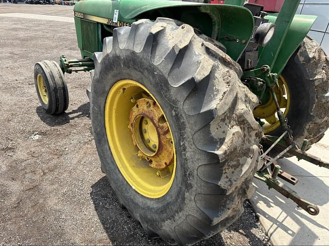 Image of John Deere 2550 equipment image 4