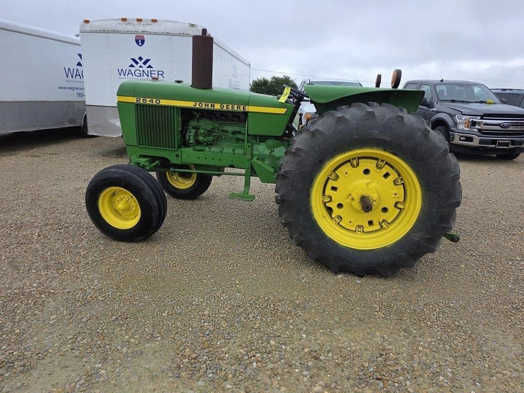 John Deere 2640 Equipment Image0