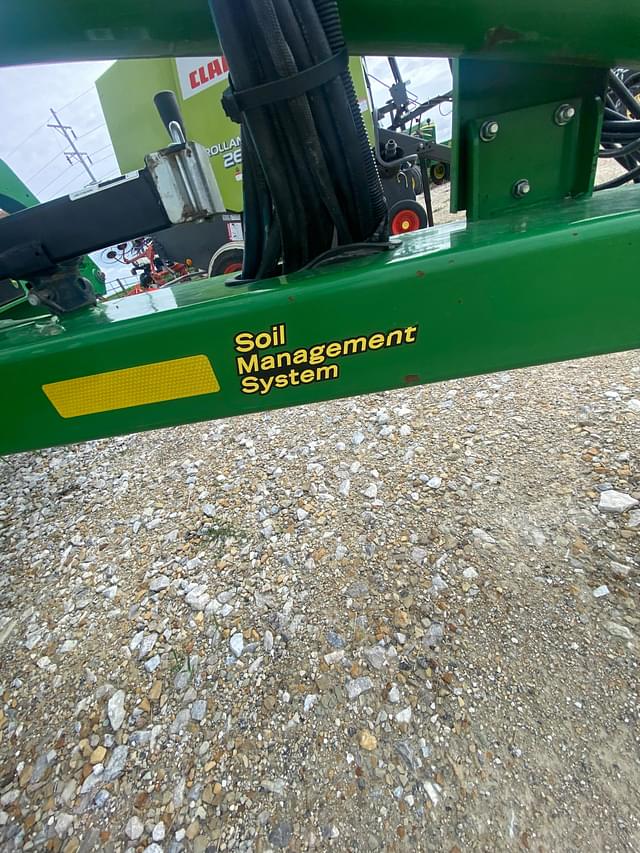 Image of John Deere 2660VT equipment image 4