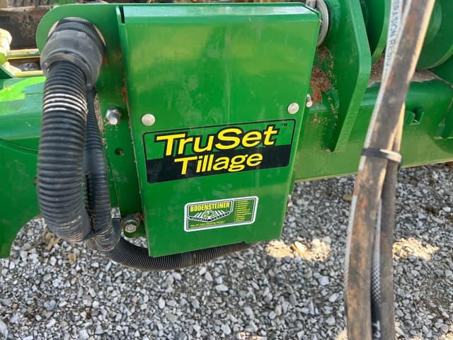 Image of John Deere 2660VT equipment image 4