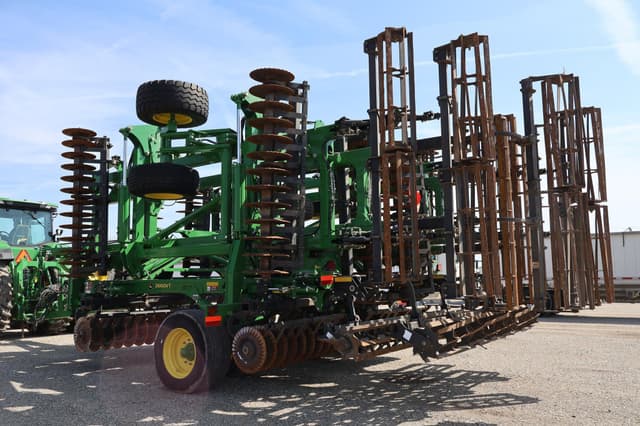 Image of John Deere 2660VT equipment image 1