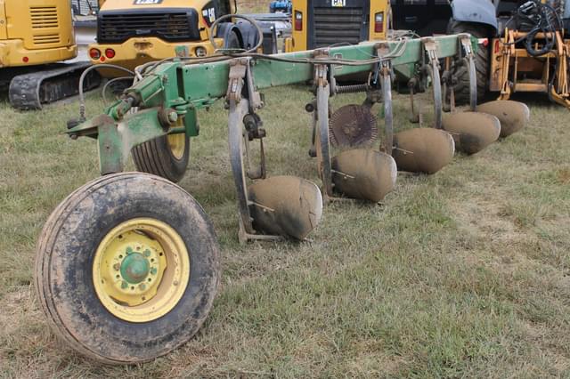 Image of John Deere 2700 equipment image 1
