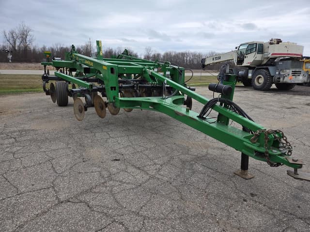 Image of John Deere 2700 equipment image 1