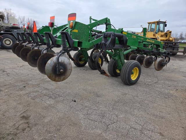Image of John Deere 2700 equipment image 3